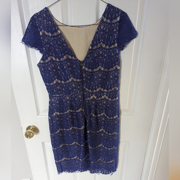 Beautiful lace knee length blue dress - Picture 2 of 8